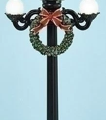 The Holiday Barn Old Fashioned Street Lamp With Christmas Wreath
